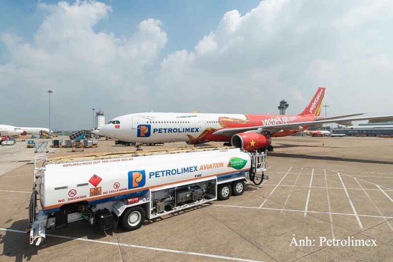 Xe tra nạp nhiên liệu hàng không của Công ty CP Nhiên liệu bay Petrolimex.