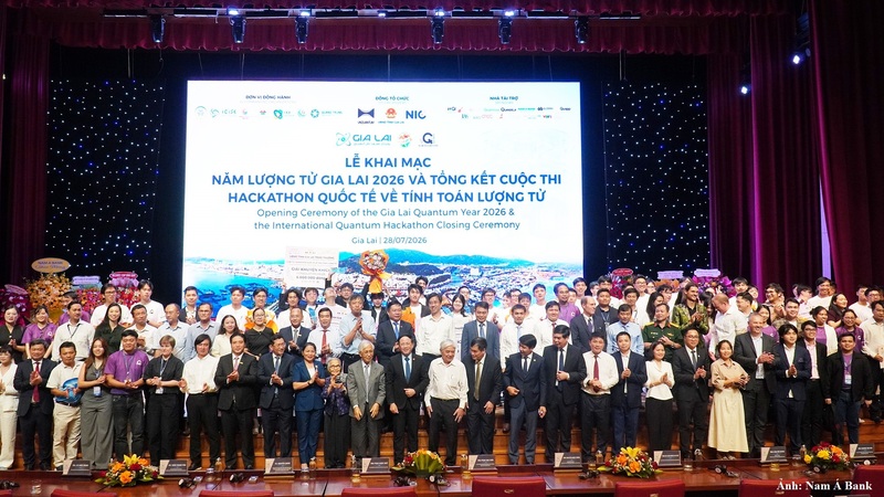 Thí sinh và Ban giám khảo chụp ảnh lưu niệm.