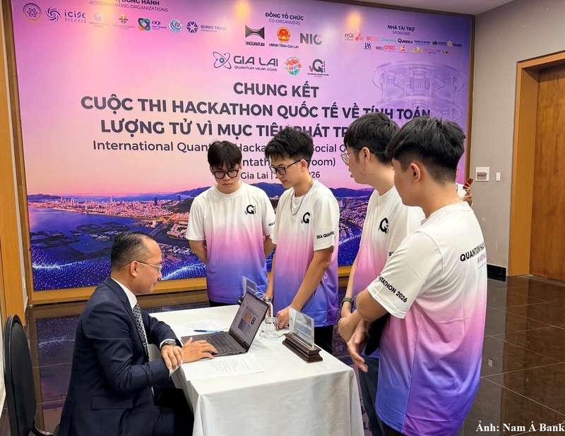 Ông Nguyễn Vĩnh Tuyên - Phó Tổng Giám đốc Nam A Bank, thành viên Ban giám khảo cuộc thi đang trao đổi cùng các thí sinh.