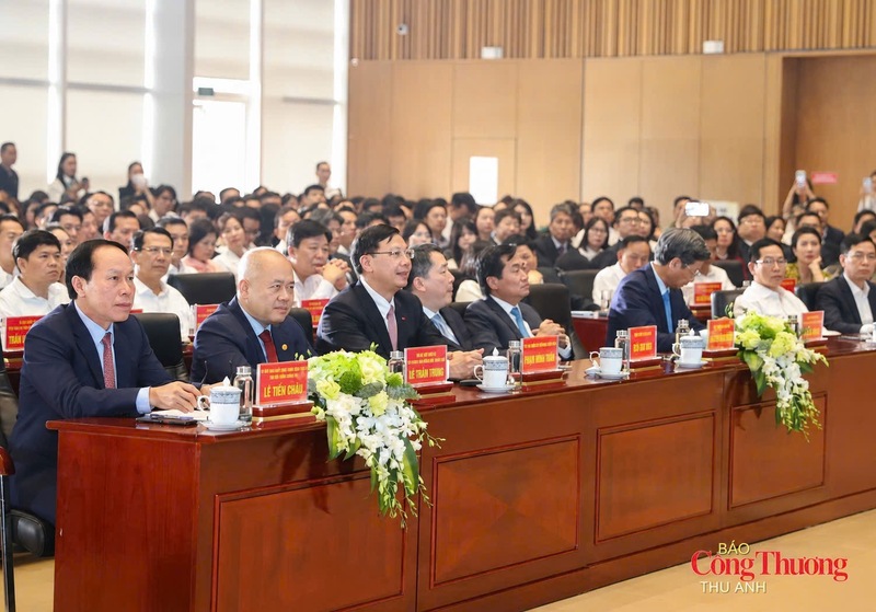 Các đại biểu tham dự sự kiện.