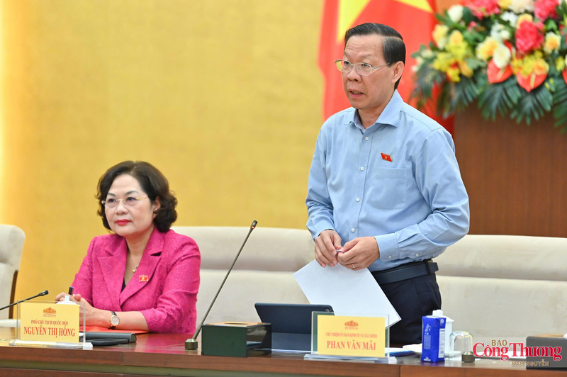 Chủ nhiệm Uỷ ban Kinh tế và Tài chính Phan Văn Mãi phát biểu tại Phiên họp.