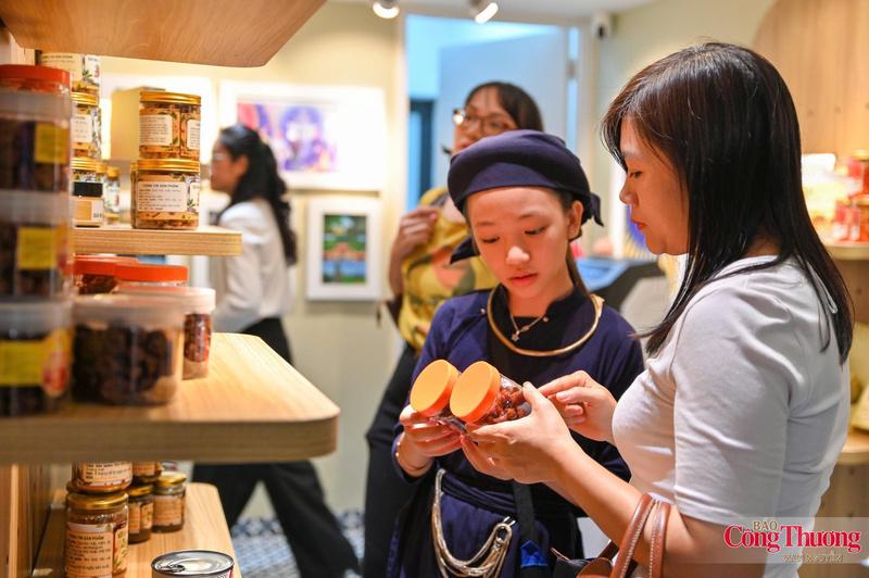 Người tiêu dùng chọn sản phẩm Lạng Sơn tại chương trình Sức sống hàng Việt. Ảnh: Nam Nguyễn