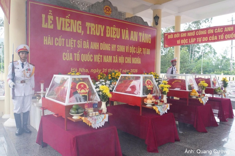 Buổi lễ truy điệu và an táng diễn ra trong không khí trang nghiêm.