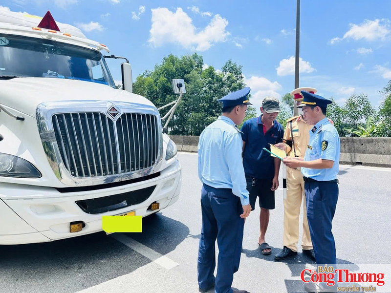 Lực lượng Quản lý thị trường phối hợp với Cảnh sát giao thông tăng cường kiểm tra các tuyến vận tải hàng hoá qua địa bàn.