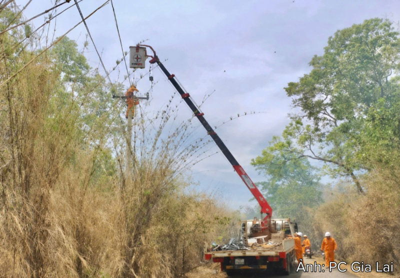 Nhân viên Điện lực Chư Prông sửa chữa, bảo dưỡng lưới điện trên địa bàn vùng biên nhằm bảo đảm cung cấp điện an toàn, liên tục cho người dân.