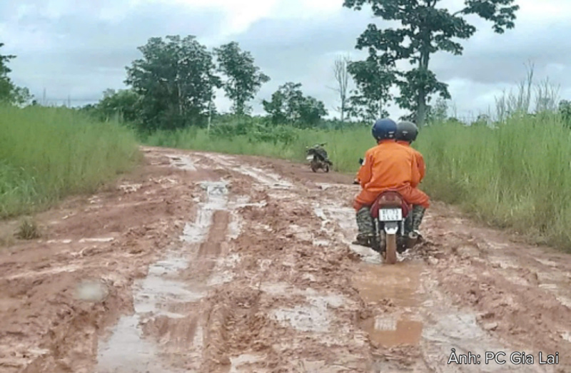 Địa bàn quản lý rộng, nhiều tuyến đường đất lầy lội vào mùa mưa khiến việc kiểm tra, xử lý sự cố lưới điện vùng biên gặp không ít khó khăn.