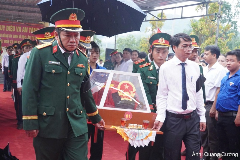Hài cốt các liệt sĩ được cán bộ, chiến sĩ trang trọng đưa vào khu vực lễ truy điệu trước khi an táng.
