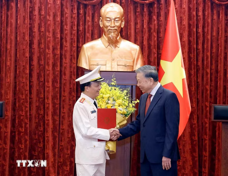 Tổng Bí thư, Chủ tịch nước Tô Lâm,trao Quyết định thăng Quân hàm từ Trung tướng lên Thượng tướng đối với đồng chí Đặng Hồng Đức, Thứ trưởng Bộ Công an. Ảnh: Thống Nhất/TTXVN