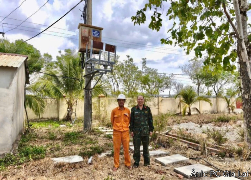 Điện lực Chư Prông phối hợp với lực lượng Biên phòng kiểm tra, bảo vệ hành lang an toàn lưới điện, góp phần bảo đảm cấp điện ổn định khu vực biên giới.