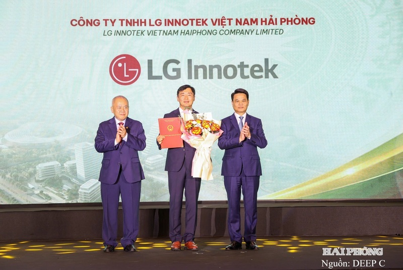 Lãnh đạo TP. Hải Phòng trao Giấy chứng nhận đăng ký đầu tư cho Công ty TNHH LG Innotek Việt Nam Hải Phòng
