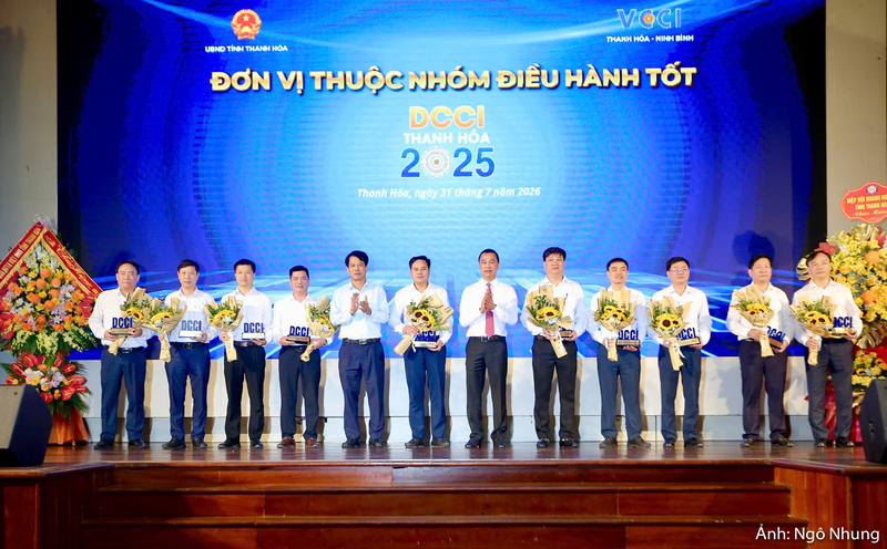 Đại diện các xã, phường lên nhận biểu trưng DCCI nhóm dẫn đầu bảng xếp hạng.