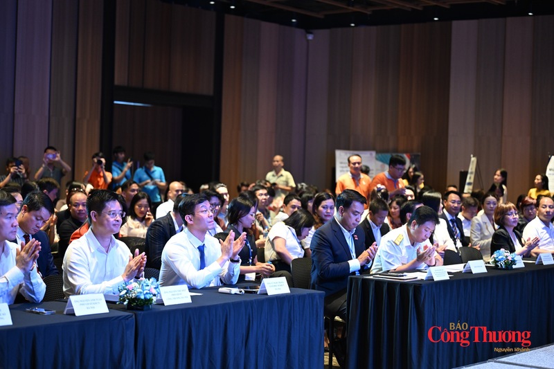 Các đại biểu tham dự tại diễn đàn.