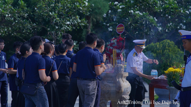Đoàn công tác thành kính dành phút mặc niệm, bày tỏ lòng biết ơn sâu sắc đối với các cán bộ, chiến sĩ Hải quân nhân dân Việt Nam đã anh dũng hy sinh.