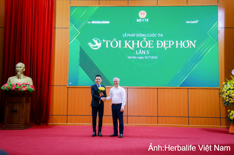 Nhà báo Trần Tuấn Linh, Tổng Biên tập Báo Sức khỏe và Đời sống kiêm Trưởng ban Tổ chức cuộc thi trao hoa cảm ơn nhà tài trợ Herbalife Việt Nam.