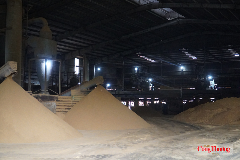 TP. Đà Nẵng dành hơn 20 tỷ đồng hỗ trợ doanh nghiệp đầu tư các giải pháp công nghệ, xây dựng kế hoạch giảm phát thải khí nhà kính trong sản xuất công nghiệp. Trong hình: Sản xuất thức ăn chăn nuôi từ phế phẩm bã sắn, ngô.