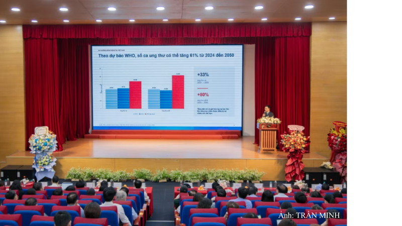 PGS.TS.Đỗ Anh Tú - Phó Giám đốc Bệnh viện K, Chánh Văn phòng Hội Ung thư Việt Nam trình bày tại hội thảo
