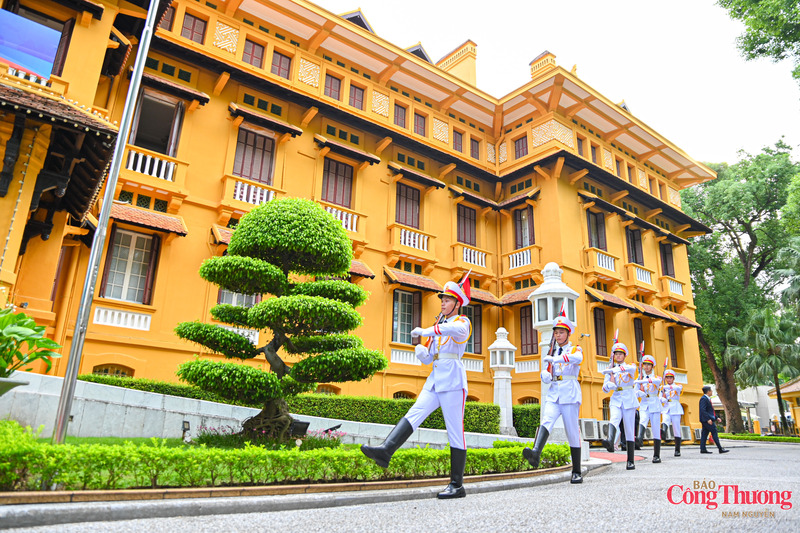 Ngay từ sáng sớm, công tác chuẩn bị cho Lễ Thượng cờ ASEAN đã được các đơn vị của Bộ Ngoại giao triển khai khẩn trương, chu đáo tại trụ sở Bộ Ngoại giao.