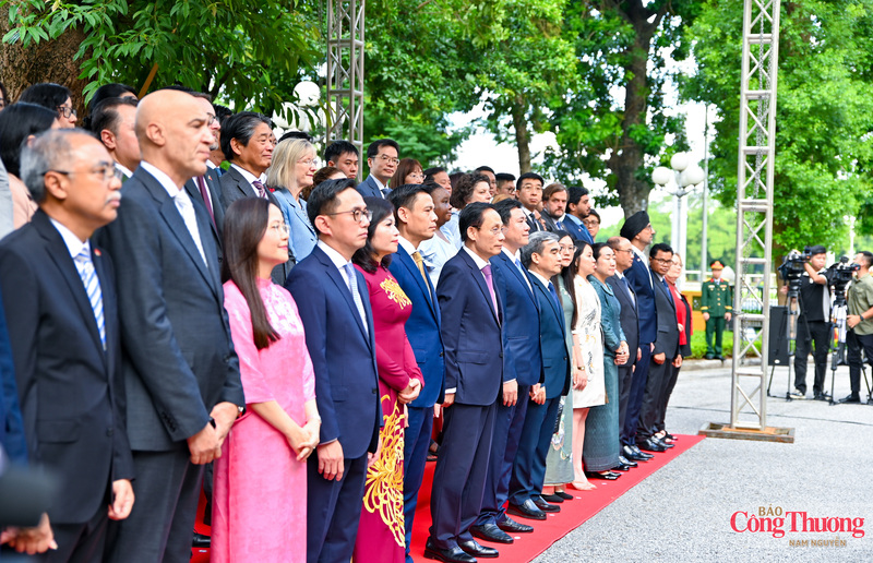 Tham dự buổi lễ có Bộ trưởng Bộ Ngoại giao Lê Hoài Trung, lãnh đạo Bộ Ngoại giao, Thứ trưởng Bộ Công Thương Nguyễn Sinh Nhật Tân , các Đại sứ, Đại biện, đại diện Đại sứ quán các nước ASEAN tại Hà Nội.