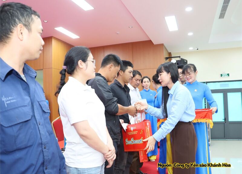 Bà Trịnh Thị Hồng Vân, Chủ tịch Hội đồng thành viên Công ty Yến sào Khánh Hòa trao quà cho người lao động.