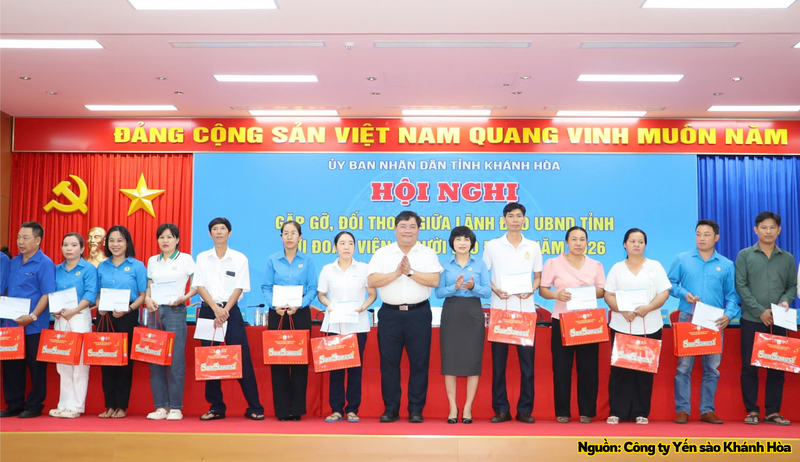 100 suất quà hỗ trợ đoàn viên, người lao động có hoàn cảnh khó khăn.