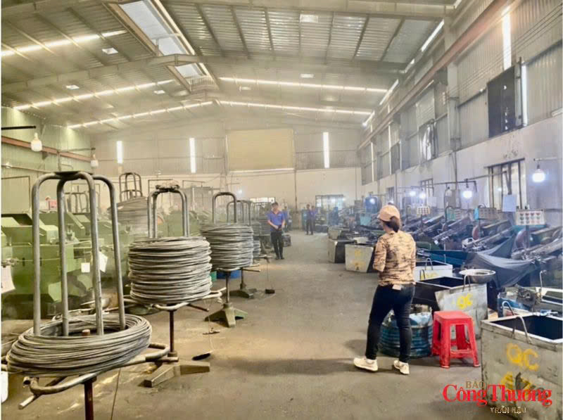 Hơi dầu và bụi kim loại tạo lớp khói mờ dày đặc trong nhà xưởng sản xuất ốc vít, ảnh hưởng trực tiếp đến sức khỏe người lao động.