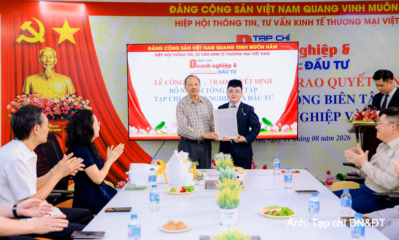 Ông Lương Văn Tự, Chủ tịch Hiệp hội Thông tin, tư vấn kinh tế thương mại Việt Nam trao Quyết định bổ nhiệm nhà báo Đào Bình giữ chức Tổng Biên tập Tạp chí Doanh nghiệp và Đầu tư.