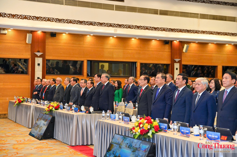 Các đại biểu tham dự hội nghị.