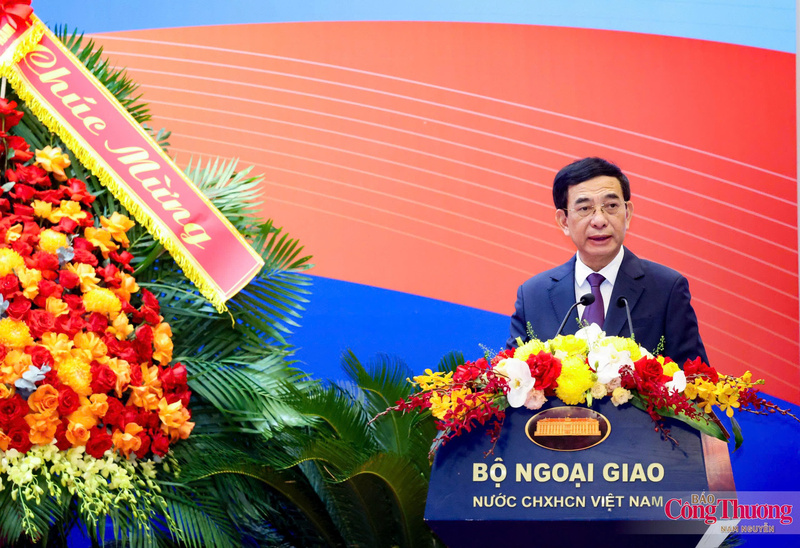Đại tướng Phan Văn Giang, Ủy viên Bộ Chính trị, Phó Thủ tướng Chính phủ, Bộ trưởng Bộ Quốc phòng phát biểu tham luận tại hội nghị.