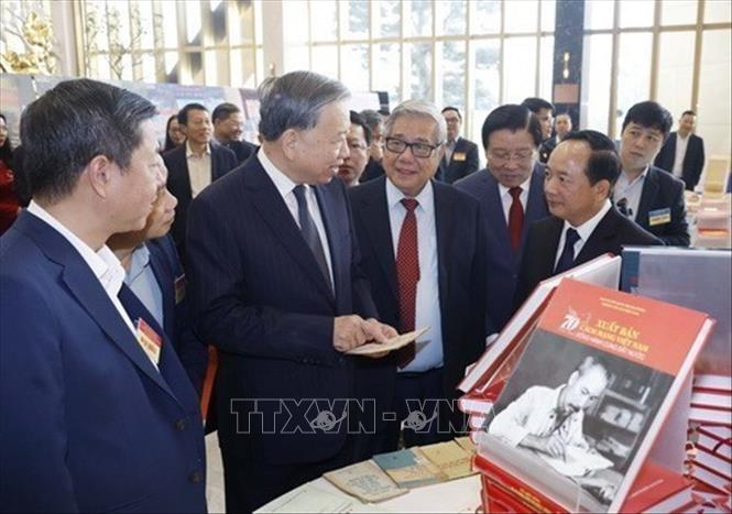 Tổng Bí thư Tô Lâm tham quan không gian trưng bày sách tại Hội nghị toàn quốc tổng kết công tác Tuyên giáo và Dân vận năm 2025, triển khai nhiệm vụ năm 2026, sáng 19/12/2025, tại Hà Nội. Ảnh: Thống Nhất/TTXVN