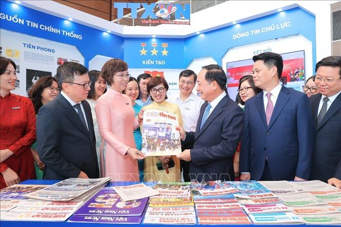 Đồng chí Trịnh Văn Quyết, Ủy viên Bộ Chính trị, Bí thư Trung ương Đảng, Trưởng Ban Tuyên giáo và Dân vận Trung ương và các đồng chí lãnh đạo thăm gian trưng bày của TTXVN tại Hội báo toàn quốc 2026. Ảnh: Minh Quyết/TTXVN