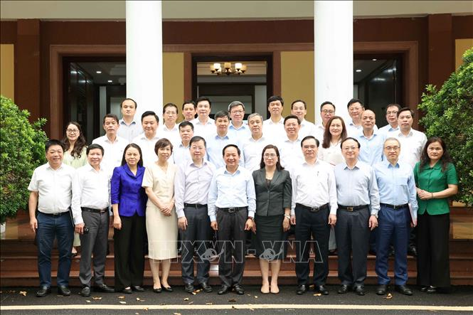 Trưởng Ban Tuyên giáo và Dân vận Trung ương Trịnh Văn Quyết cùng các đồng chí lãnh đạo các cơ quan báo chí chủ lực quốc gia (Hà Nội, 17/4/2026). Ảnh: Phương Hoa/TTXVN