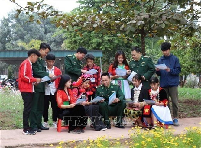 Bộ đội Biên phòng tỉnh Điện Biên tuyên truyền, phổ biến pháp luật về an ninh biên giới, chủ quyền lãnh thổ cho các em học sinh các dân tộc tại Trường THPT Mường Nhé. Ảnh: Xuân Tiến/TTXVN