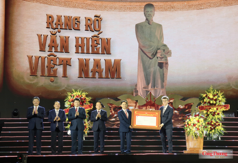 Ông Jonathan Wallace Baker - Trưởng Đại diện UNESCO tại Việt Nam trao Nghị quyết của UNESCO vinh danh và cùng tham gia kỷ niệm 300 năm ngày sinh Danh nhân văn hóa Lê Quý Đôn (1726-2026) cho đại diện Việt Nam và tỉnh Hưng Yên