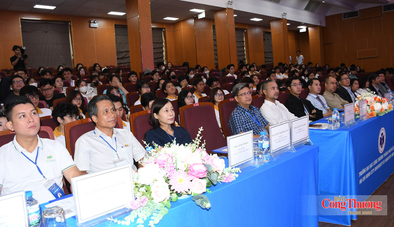 Lãnh đạo Trường Đại học Công Thương TP. Hồ Chí Minh và các đại biểu tham dự vòng bán kết cuộc thi.