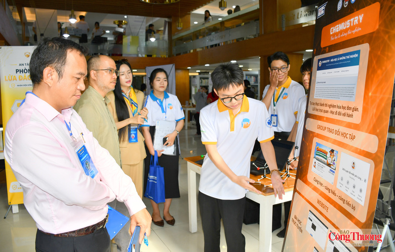 Các đội thi trực tiếp trình bày ý tưởng dự án, giới thiệu sản phẩm mẫu, trình diễn giải pháp trước Hội đồng Giám khảo.