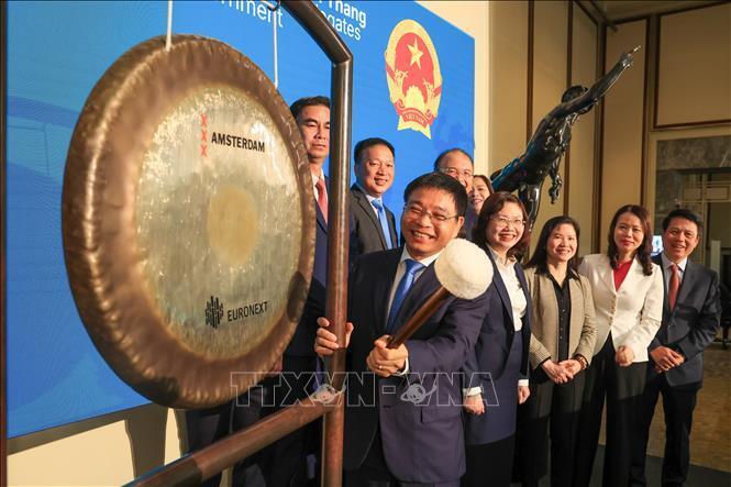 Phó Thủ tướng Nguyễn Văn Thắng thực hiện nghi thức đánh cồng mở cửa phiên giao dịch.