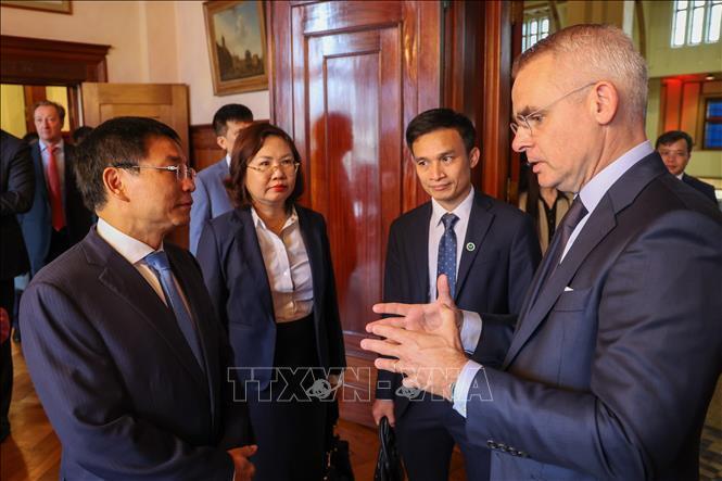 Phó Thủ tướng Chính phủ Nguyễn Văn Thắng và Tổng Giám đốc Euronext Amsterdam - ông René van Vlerken.