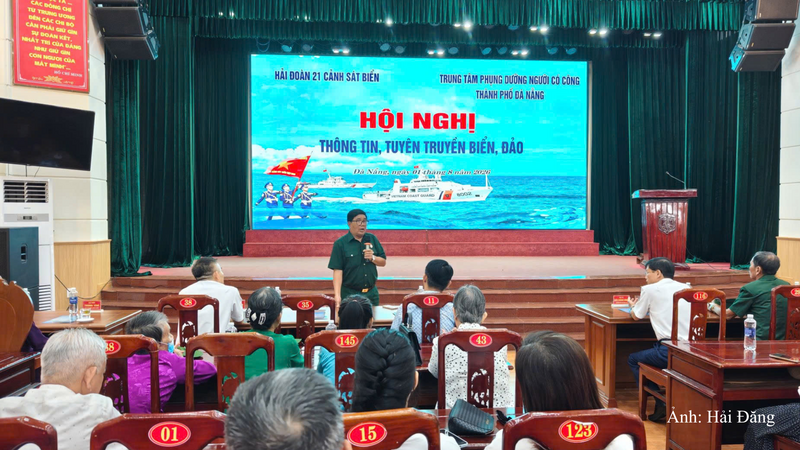 Bác Võ Văn Đến, cựu chiến binh chiến trường “K” giao lưu, chia sẻ với cán bộ, chiến sĩ đơn vị.