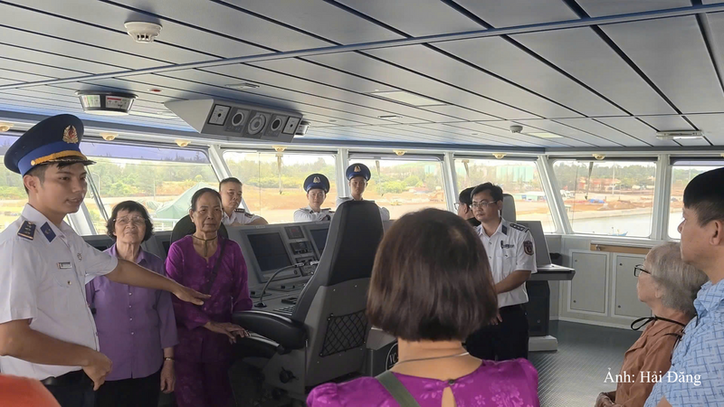 Thượng úy Trần Quốc Khánh, Phó Thuyền trưởng tàu CSB 8002 giới thiệu với đoàn về chức năng, nhiệm vụ của tàu.
