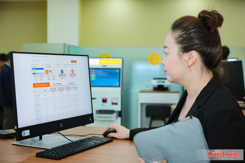 Người dân giải quyết thủ tục hành chính trên môi trường số.