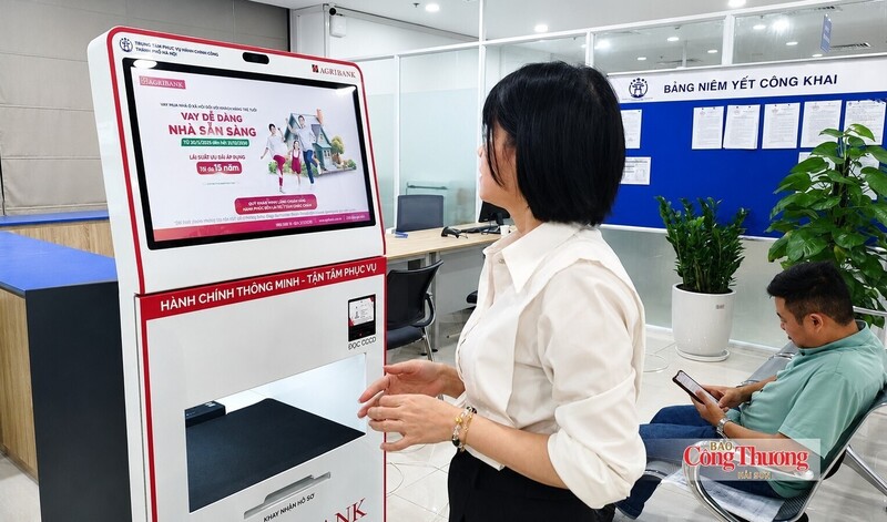 Người dân làm thủ tục tại kiosk thông minh tại Trung tâm Phục vụ hành chính công TP. Hà Nội.