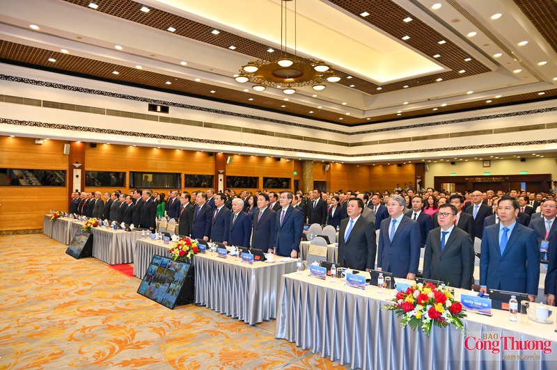 Tham dự Hội nghị còn có các đồng chí Ủy viên Ban Chấp hành Trung ương Đảng, các đồng chí lãnh đạo các ban, bộ, ngành, đoàn thể Trung ương. Các đồng chí lãnh đạo Tỉnh ủy, Thành ủy, Hội đồng nhân dân, Ủy ban nhân dân 34 tỉnh, thành phố trực thuộc Trung ương. Lãnh đạo các tập đoàn lớn và tiêu biểu. Tại các điểm cầu trực tuyến ở các địa phương có dự tham dự của các Ủy viên Trung ương Đảng, Ban Thường vụ Tỉnh ủy, lãnh đạo các sở, ban, ngành của 34 tỉnh, thành phố trực thuộc Trung ương.