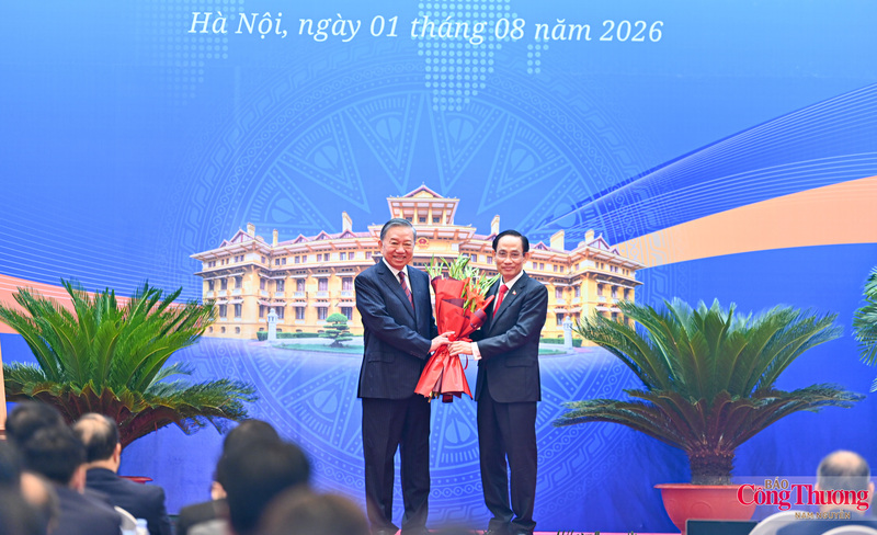 Tổng Bí thư, Chủ tịch nước Tô Lâm tặng hoa chúc mừng hội nghị.