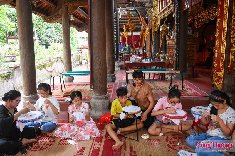 Những ngày này, ở làng Tây Mỗ có một lớp học đặc biệt khi những nghệ nhân thêu ren tay nghề giỏi trở thành các “bà giáo” dạy nghề. Lớp học do một số tình nguyện viên thông qua fanpage của làng, tổ chức dạy thêu ren miễn phí cho các em học sinh nhỏ tuổi.