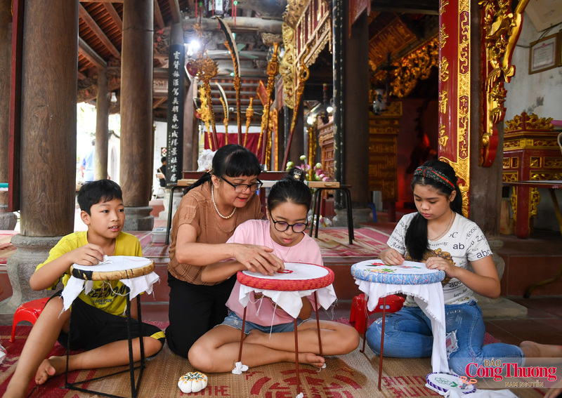 Lớp học được diễn ra 2 buổi mỗi tuần. Tại đây, các em nhỏ sẽ được học những thao tác cũng như các kỹ năng cơ bản của thêu ren như vê chỉ, thắt nút, thêu đột, thêu bạt, thêu đâm xô, thêu xa nhị,...