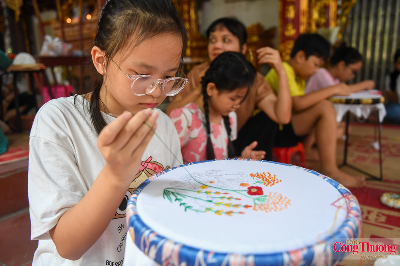 Tại đây, các em nhỏ sẽ được học những thao tác cũng như kỹ năng cơ bản của thêu ren như vê chỉ, thắt nút, thêu đột, thêu bạt, thêu đâm xô, thêu xa nhị,...