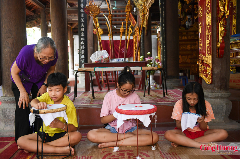 Sau hơn 40 năm trở lại với nghề, bà cũng như mọi người trong tổ thêu đều rất vui và hạnh phúc khi được sống lại với nghề truyền thống và truyền dạy cho các cháu nhỏ.
