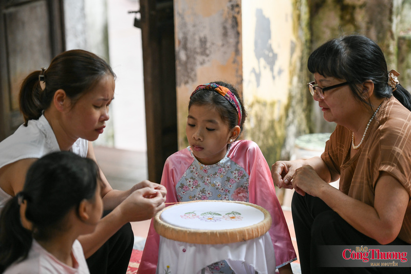 Là một trong những thành viên đầu tiên của lớp học, em Nguyễn Vân Khánh (9 tuổi) luôn háo hức mỗi khi đến lớp. Vân Khánh cho biết: Bà và mẹ đều biết thêu và hay may đồ cho em nên từ nhỏ em đã yêu thích công việc này. "Vì vậy, khi biết có lớp học thêu, em rất muốn tham gia. Em đã học vẽ được 4 năm nên việc làm quen với thêu không quá khó, ngược lại em thấy rất thú vị”, Vân Khánh chia sẻ thêm.