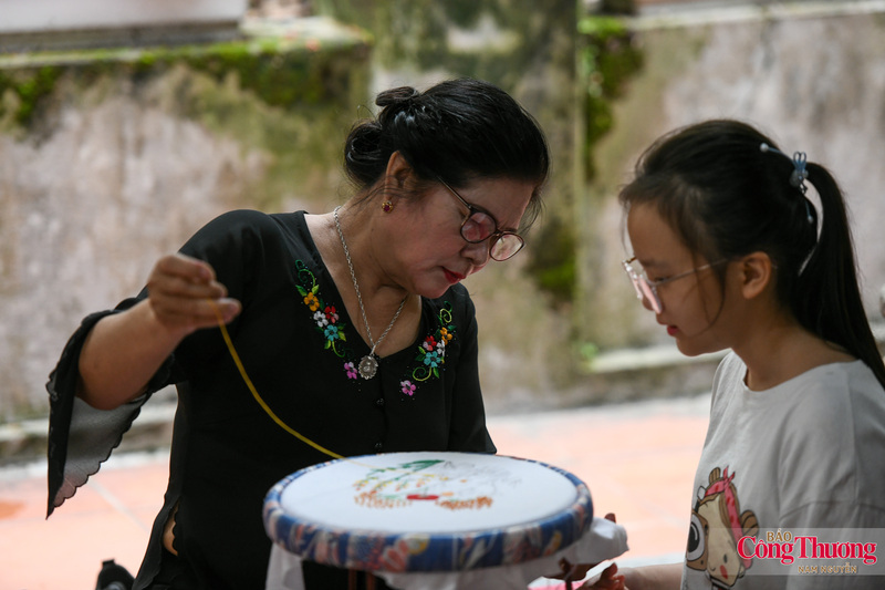 Khao khát về một làng nghề được sống lại, được bảo tồn, giữ vững đang được vun đắp, hiện thực hóa từng ngày trong sự chung tay nỗ lực của chính quyền cũng như từng người dân Tây Mỗ thông qua lớp học truyền lửa nghề cho các cháu nhỏ.