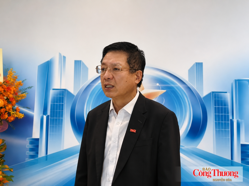 Ông Hồ Sỹ Hùng - Chủ tịch VCCI chia sẻ với phóng viên.
